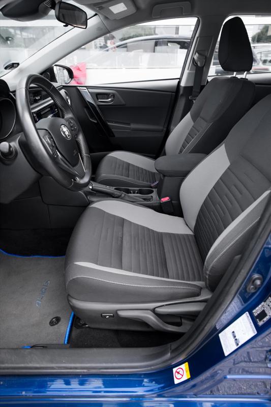 Toyota Auris 1.8 Hybrid CVT Business Plus detail16.jpg