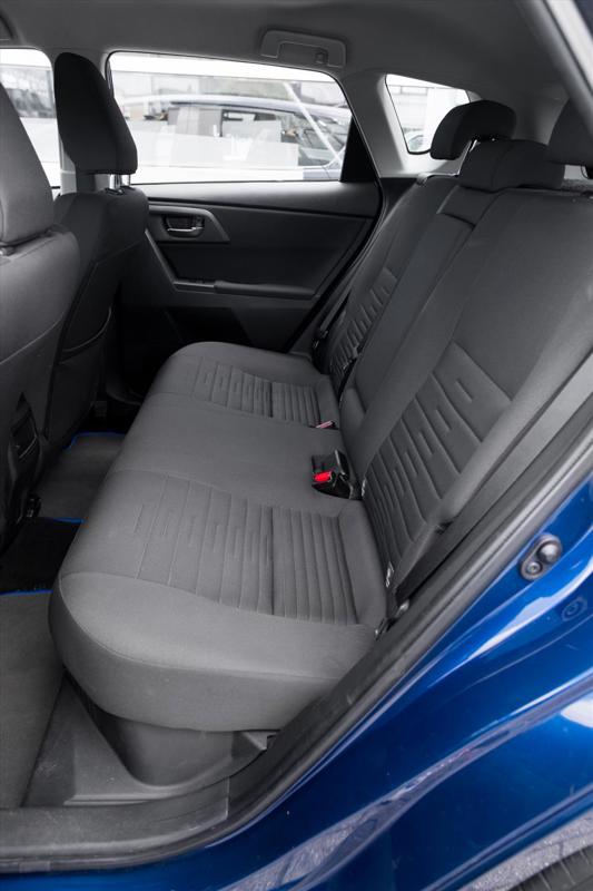 Toyota Auris 1.8 Hybrid CVT Business Plus detail17.jpg