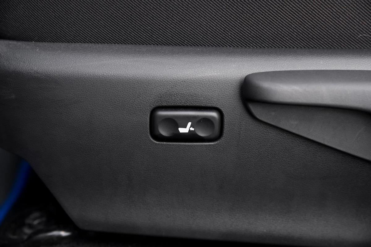 Toyota Auris 1.8 Hybrid CVT Business Plus detail19.jpg