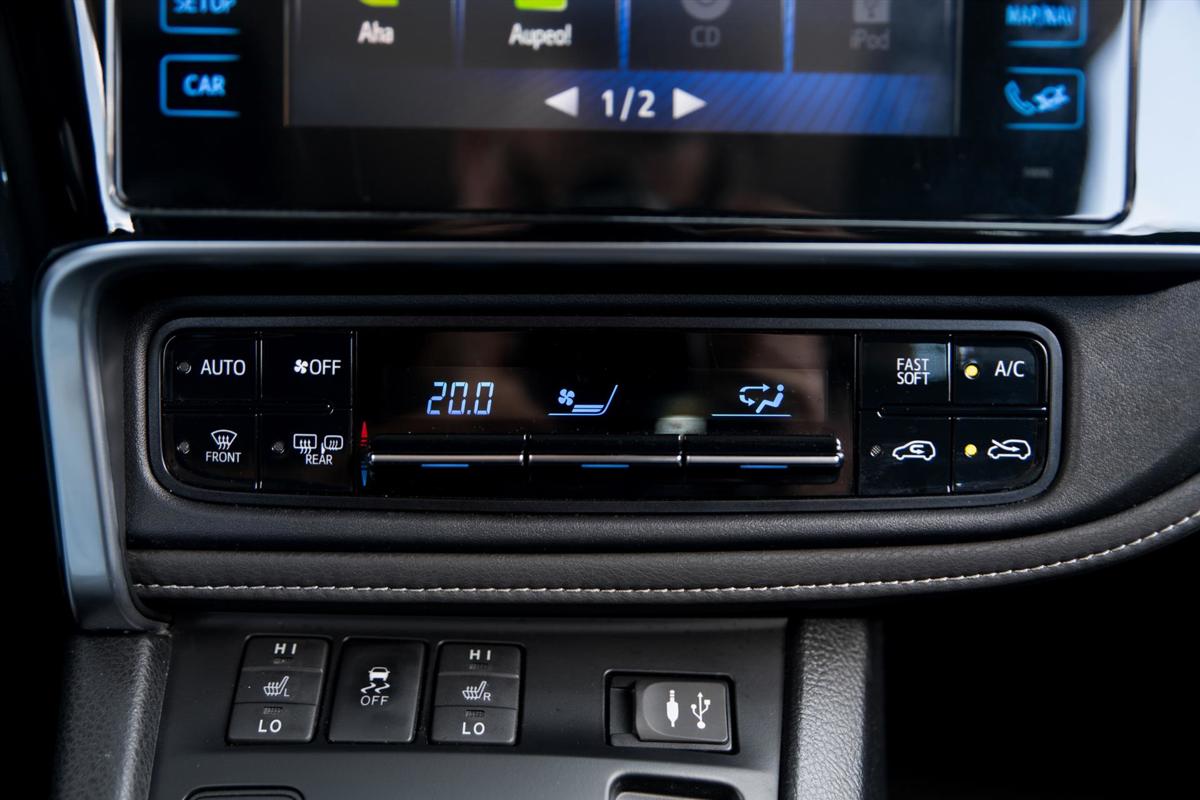Toyota Auris 1.8 Hybrid CVT Business Plus detail25.jpg